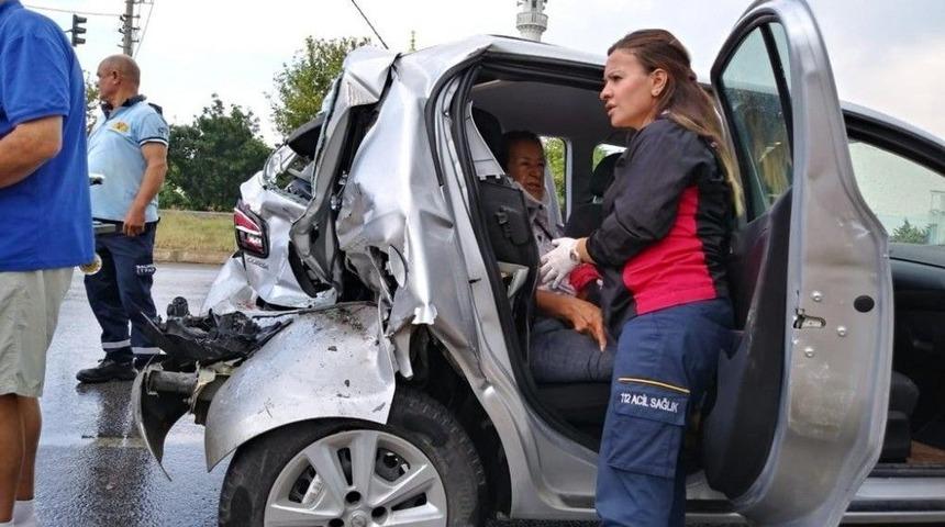 Balıkesir&rsquo;de Korkutan Kaza: 1&rsquo;i Ağır 3 Yaralı