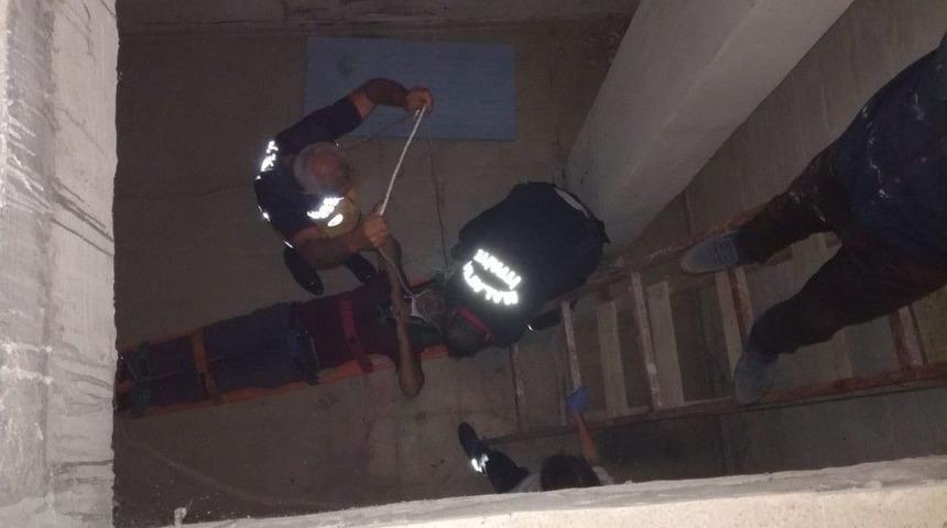 İnşaatın Bodrumuna D&uuml;şen Kişi Yaralandı