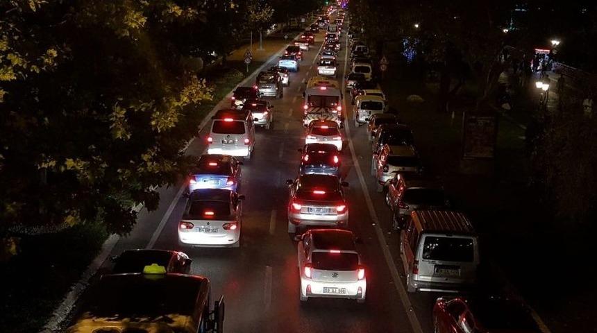 Tatilden D&ouml;n&uuml;şler Başladı, İstanbul Yolu Kitlendi