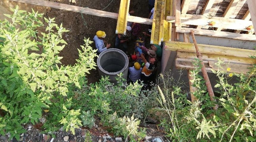 (&ouml;zel) Metrelerce Y&uuml;kseklikten İnşaatın Temeline D&uuml;şt&uuml;