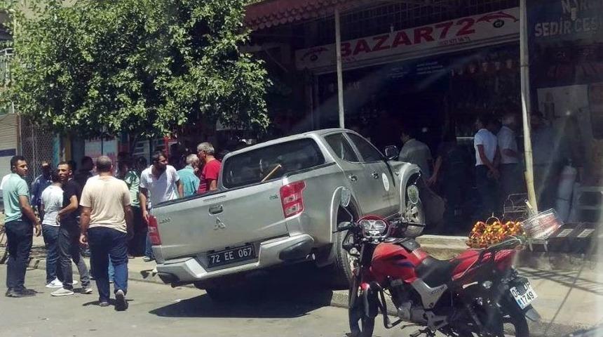 Minib&uuml;se &Ccedil;arpıp İş Yerine Girdi: 2 Yaralı
