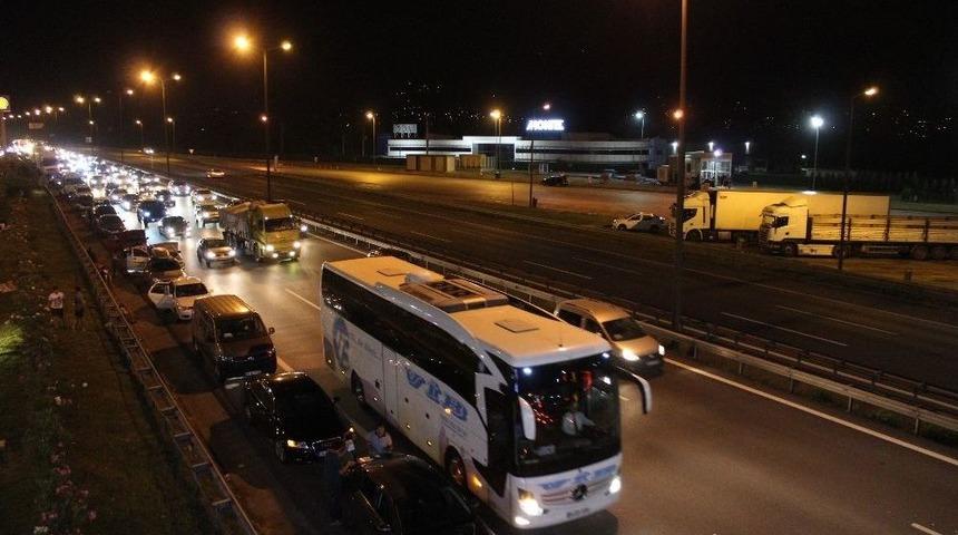 Bayram Tatilcilerinin Dönüşü Tem’de Uzun Araç Kuyrukları Oluşturdu