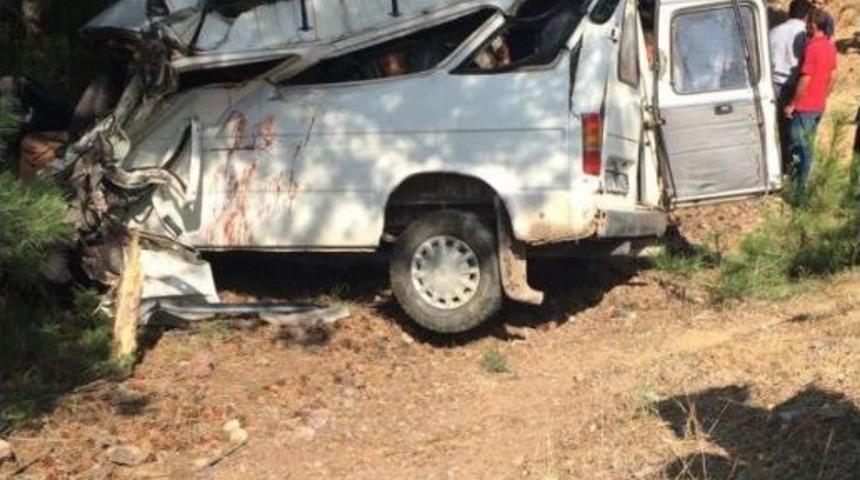 D&uuml;ğ&uuml;nden D&ouml;nen Minib&uuml;s Devrildi: 2 &Ouml;l&uuml;, 8 Yaralı