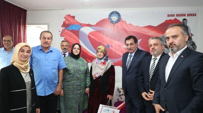 Bakan Selçuk, Bursa’da Şehit Aileleri İle Bayramlaştı