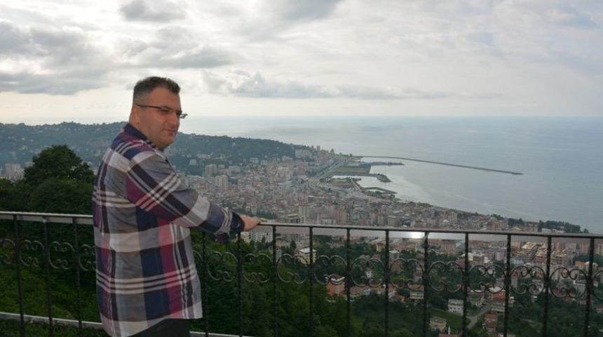 Gazeteci Cem K&uuml;&ccedil;&uuml;k, Tatilini Memleketinde Ge&ccedil;iriyor