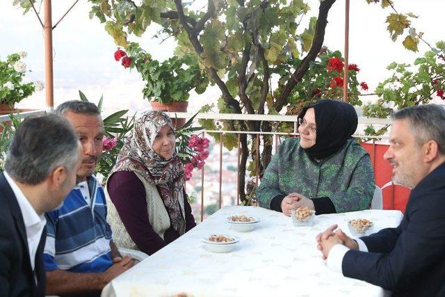 Bakan Selçuk, Bursa’da Şehit Aileleri İle Bayramlaştı