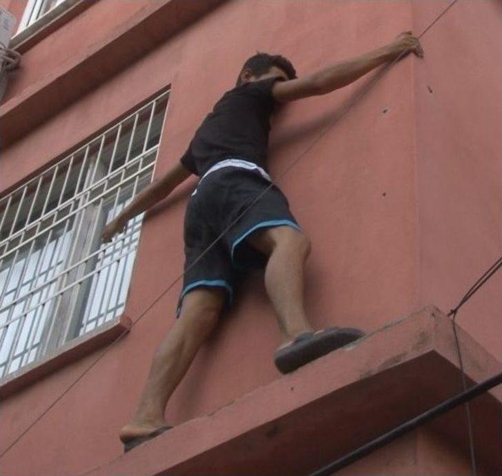 Evin Balkonunda Mahsur Kalan Kediyi Vatandaşlar Kurtardı G3