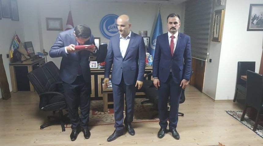 Yavuz, Bayrağı &Ouml;zayvaz&rsquo;a Teslim Eti