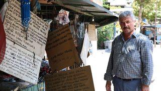 Şair Seyyar Satıcı Müşterilerini Şiirle Karşılıyor