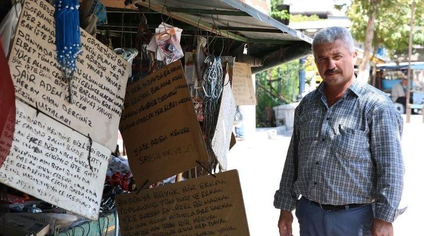 Şair Seyyar Satıcı Müşterilerini Şiirle Karşılıyor