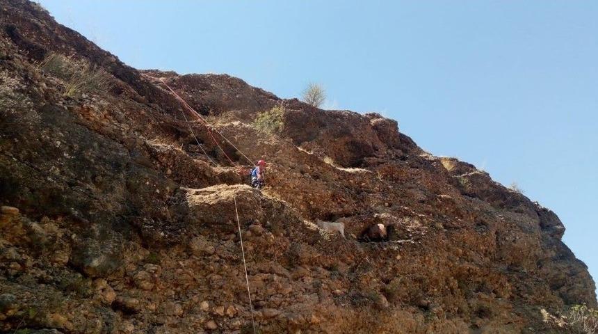 Afad Ekipleri Mahsur Kalan Ke&ccedil;ileri Kurtardı