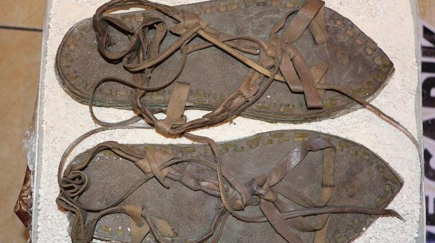 Hz. Muhammet’in Savaşta Giydiği Sandaleti Tasarladı