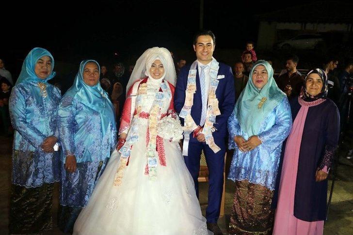 Yozgat’ta, Cumhurbaşkanı Erdoğan Sevdalısı Endonezyalı Geline Türk Usulü Düğün Yapıldı G4