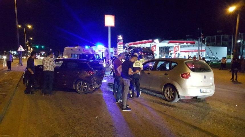 Kırmızı Işıkta Duramayan Otomobil Zincirleme Kazaya Neden Oldu 5 Yaralı