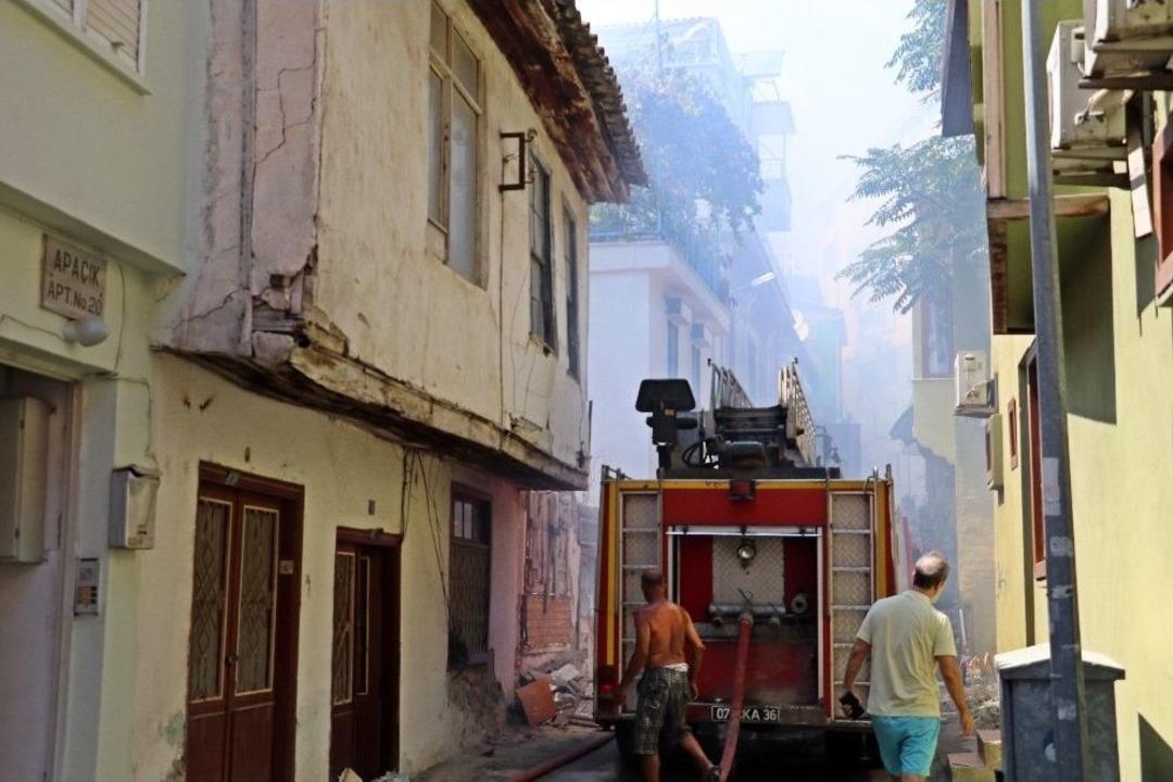 15 G&uuml;n Arayla Metruk Binada &Ccedil;ıkan Yangın Mahalleliyi Sokağa D&ouml;kt&uuml;