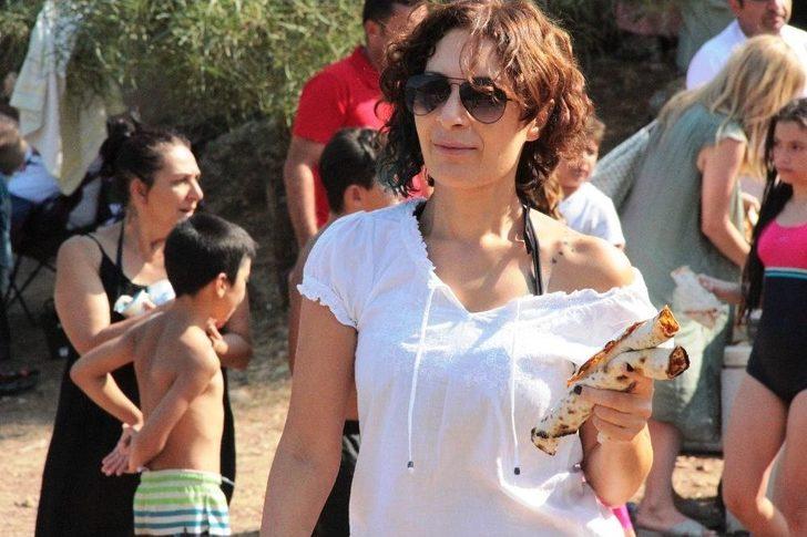 Hayırsever İşadamı Lüks Yatı İle Geldi, Halk Plajında Lahmacun Ayran Dağıttı G4