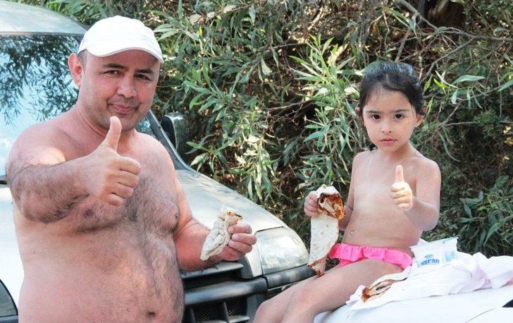 Hayırsever İşadamı Lüks Yatı İle Geldi, Halk Plajında Lahmacun Ayran Dağıttı G5