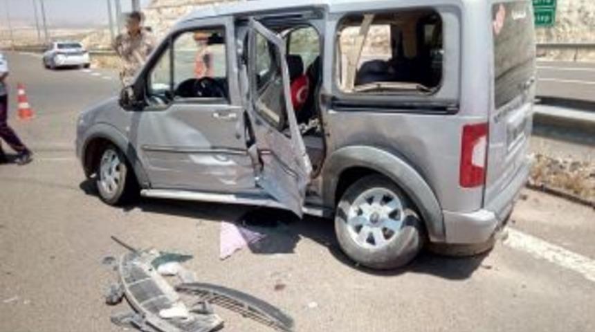 Ticari Ara&ccedil;la Otomobil &Ccedil;arpıştı: 3&rsquo;&uuml; &Ccedil;ocuk 7 Yaralı