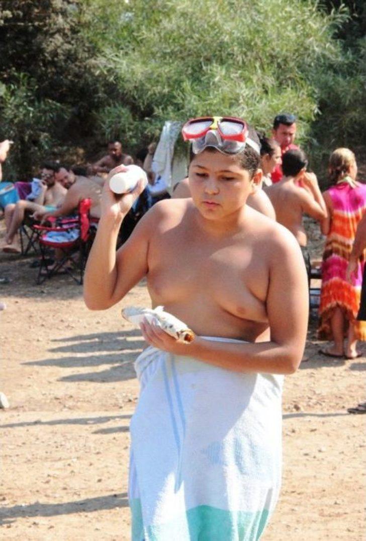 Hayırsever İşadamı Lüks Yatı İle Geldi, Halk Plajında Lahmacun Ayran Dağıttı G1