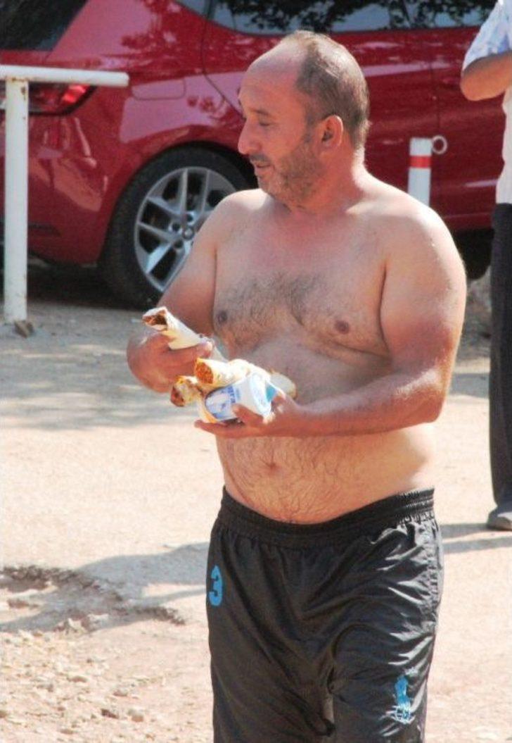 Hayırsever İşadamı Lüks Yatı İle Geldi, Halk Plajında Lahmacun Ayran Dağıttı G2