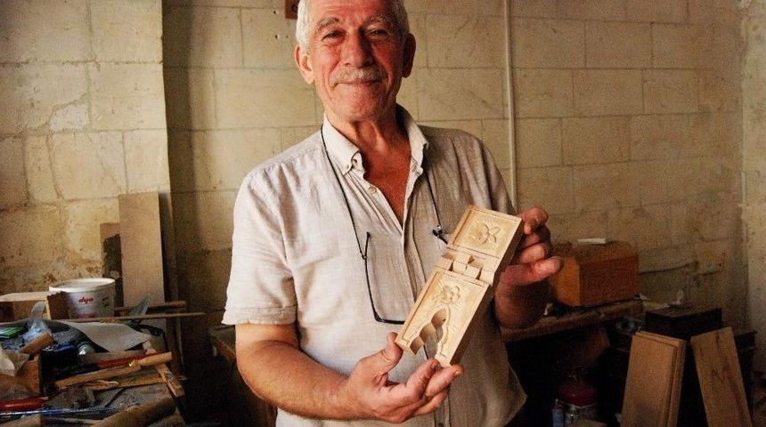 (özel) Emekli Öğretmenin 40 Yıllık Ahşap Aşkı