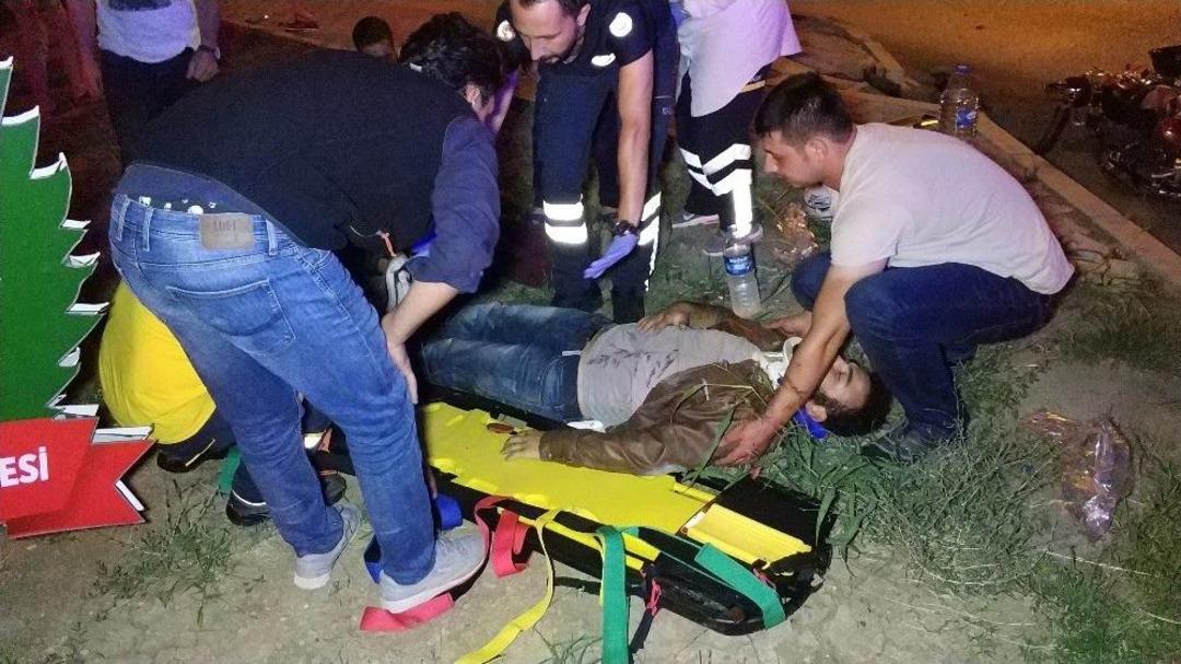 Kaza Yapınca Aracına &Ccedil;arpan Motosikletteki Şahıslar Akrabası &Ccedil;ıktı