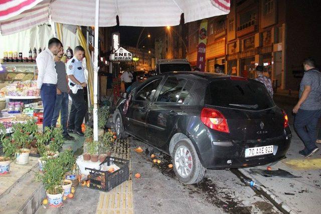 Üzerlerine Gelen Otomobilden Son Anda Kaçarak Kurtuldular