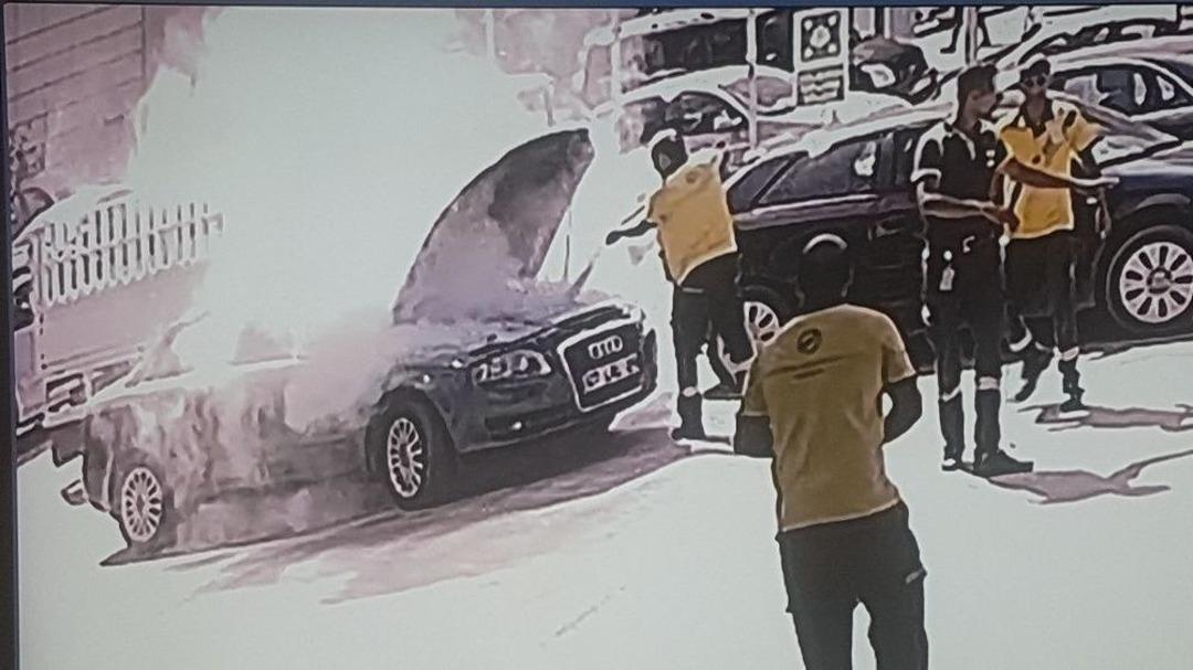 Bir Anda Motorundan Duman &Ccedil;ıkan Otomobili Akaryakıt İstasyonu G&ouml;revlileri S&ouml;nd&uuml;rd&uuml;