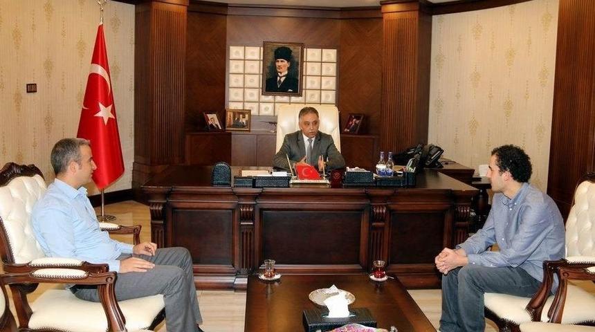 Hakkari Valisi Toprak, Tıp Fak&uuml;ltesini Kazanan &Ouml;ğrenciyi Makamında Kabul Etti