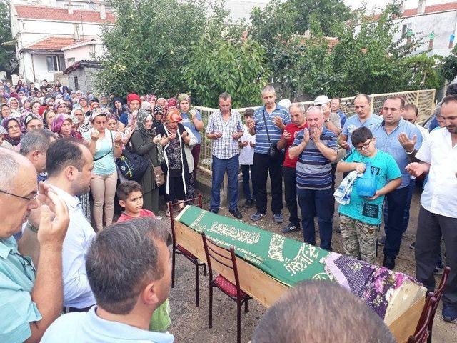 Tren Kazasında Hayatını Kaybeden Yıldız, Toprağa Verildi