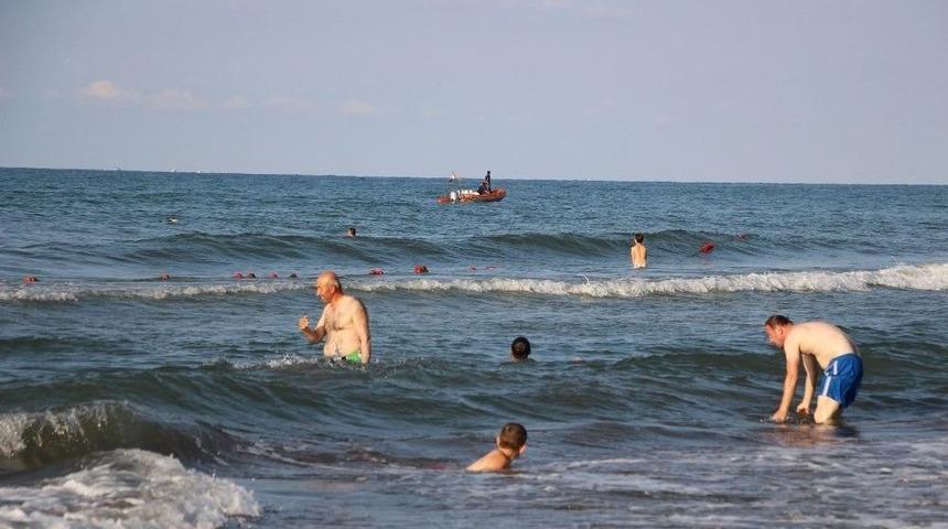 Dalgı&ccedil;lar Boğulan Genci Aradı, Onlarsa Hi&ccedil;bir Şey Olmamış Gibi Y&uuml;zmeye Devam Etti