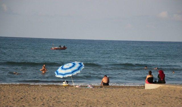 Dalgıçlar Boğulan Genci Aradı, Onlarsa Hiçbir Şey Olmamış Gibi Yüzmeye Devam Etti