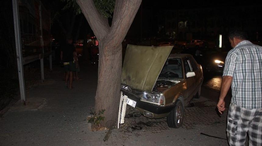 Kontrolden &Ccedil;ıkan Otomobil &Ouml;nce Ağaca Sonra Yayaya &Ccedil;arptı: 3 Yaralı