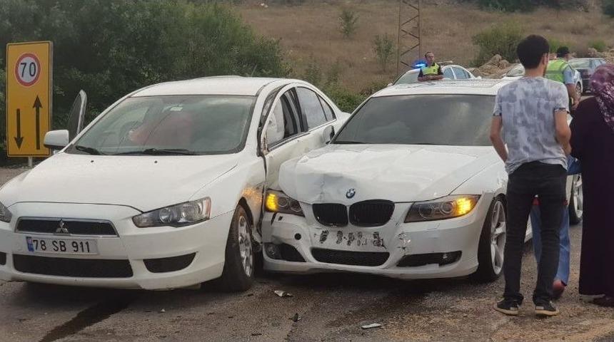 Karab&uuml;k&rsquo;te Trafik Kazası: 2 Yaralı