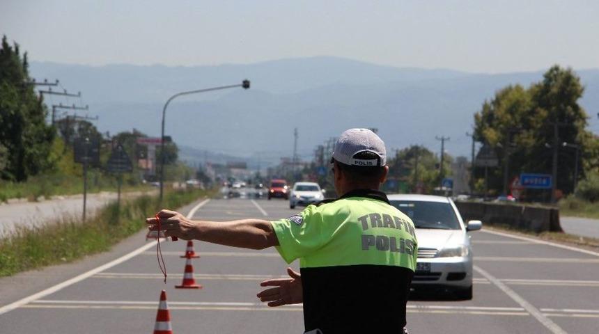 D&uuml;zce&rsquo;de Polis Ekipleri Emniyet Kemeri Denetimlerini Arttırdı