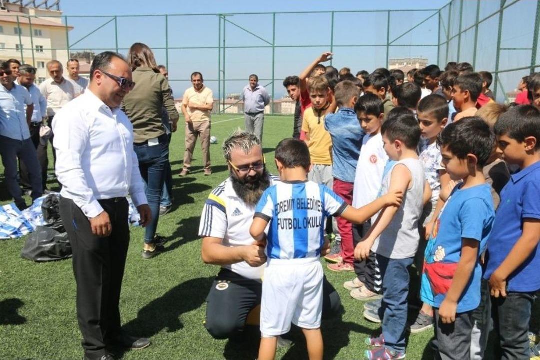 Edremit Belediyesi Futbol Okulu A&ccedil;ıldı