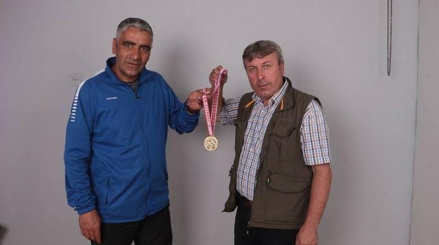 Aldığı Madalyayı İha Muhabirine Hediye Etti