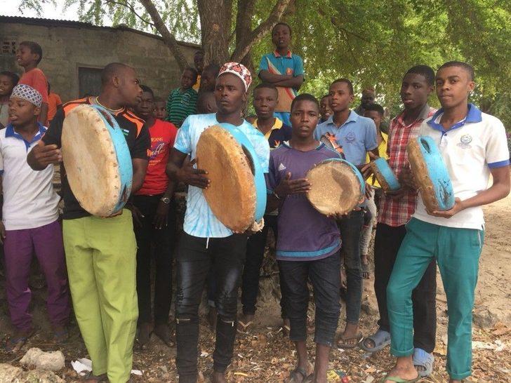 Tanzanyalı Çocukların Bayram Sevinci G1