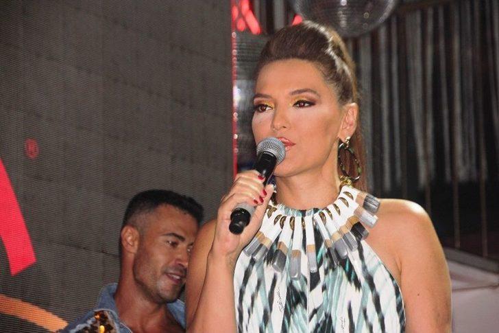 Demet Akalın Giyim Tarzını Eleştirenlere Ateş Püskürdü G1