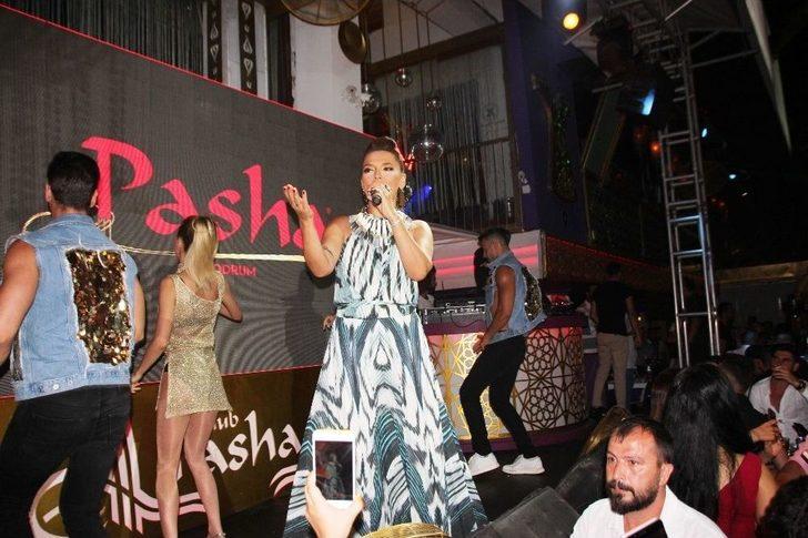 Demet Akalın Giyim Tarzını Eleştirenlere Ateş Püskürdü G2