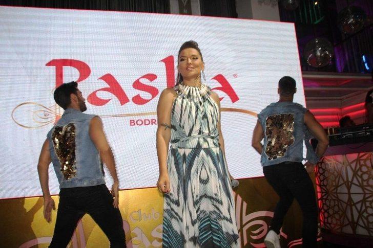 Demet Akalın Giyim Tarzını Eleştirenlere Ateş Püskürdü G3