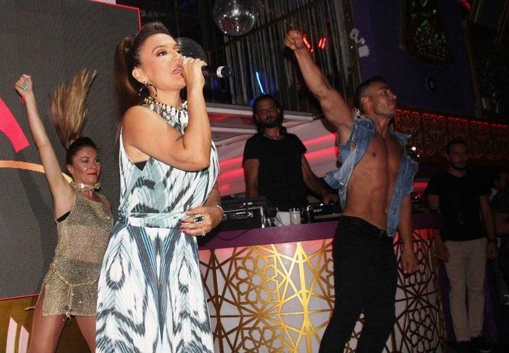 Demet Akalın Giyim Tarzını Eleştirenlere Ateş Püskürdü G4