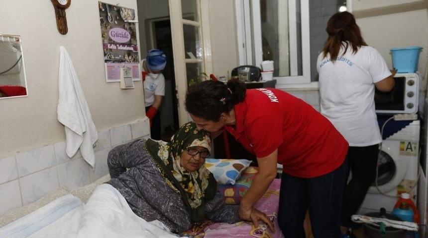 Konak’ta Evler Pırıl Pırıl Oluyor