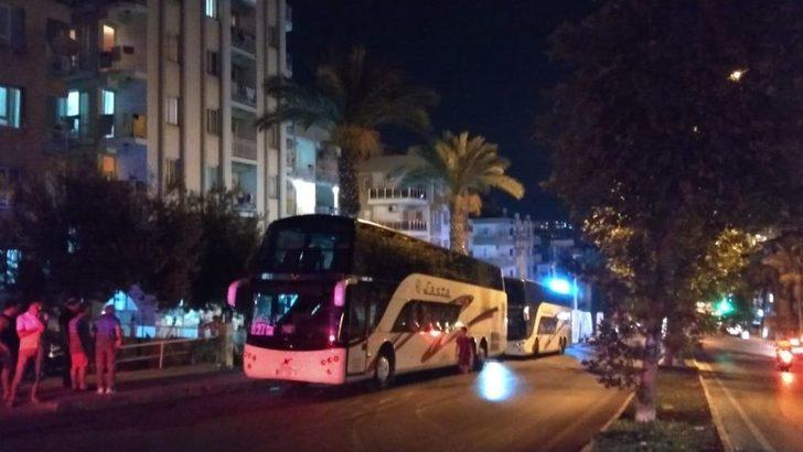 Kuşadası’nda Turist Otobüsüne Molotoflu Saldırı G1