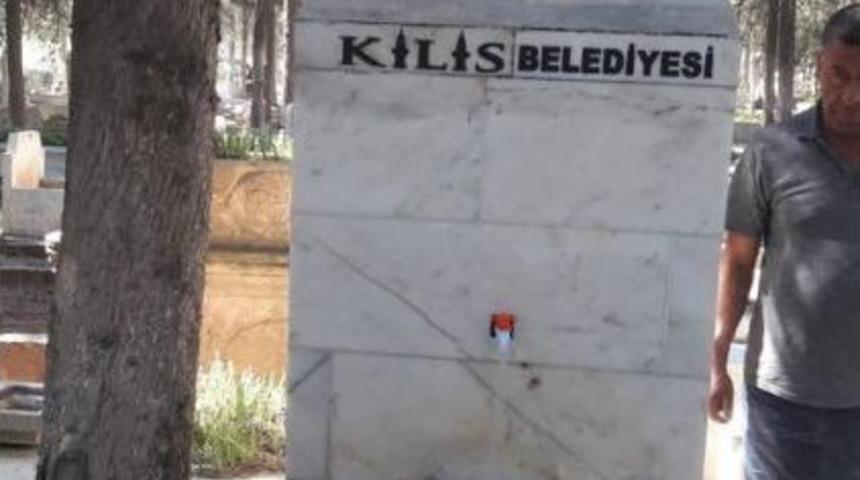 Asri Mezarlığa Günlük Su Veriliyor