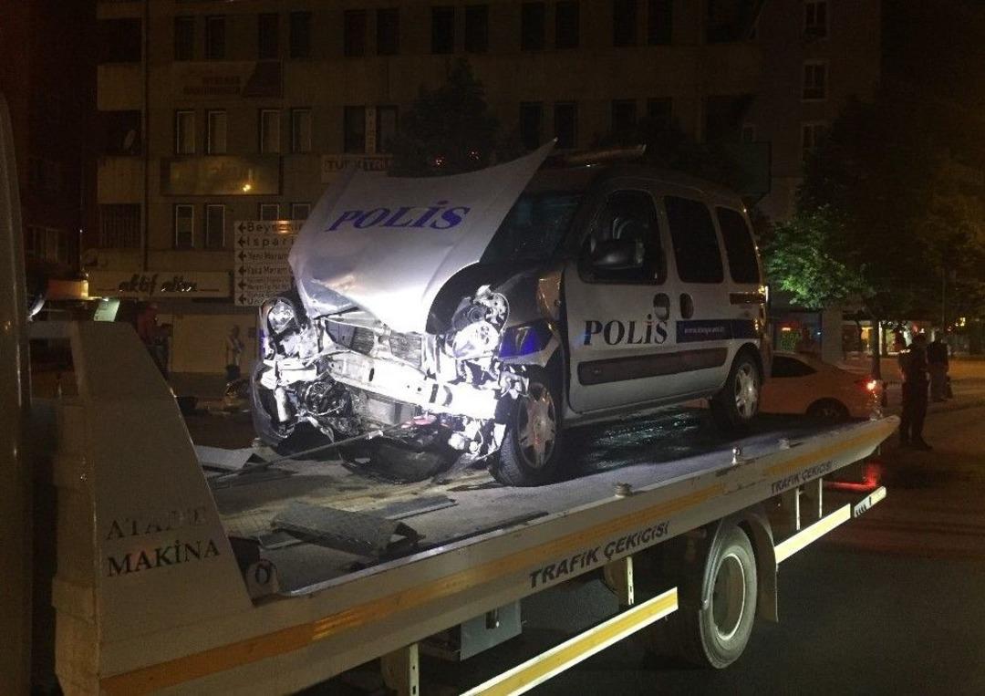 Kırmızı Işık İhlali Yapan Alkoll&uuml; S&uuml;r&uuml;c&uuml; Polis Aracına &Ccedil;arptı: 3 Yaralı