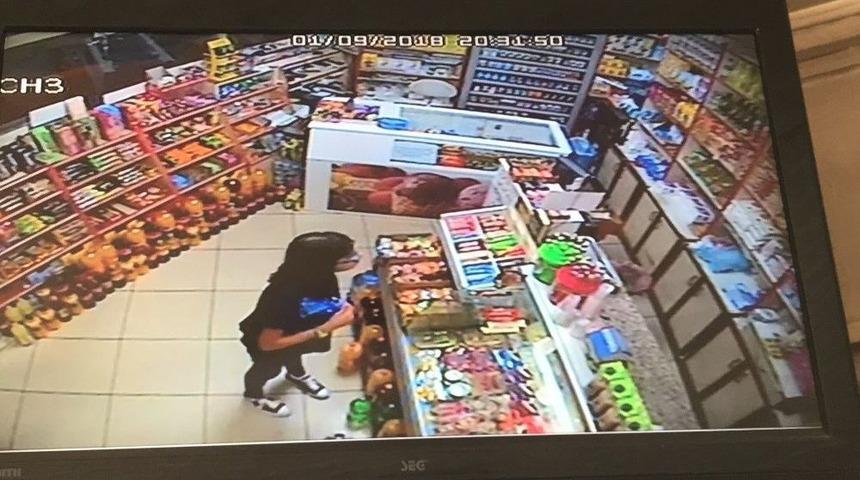 Küçük Kız Market Sahibi Yokken Şeker Aldı Parasını Kameraya Gösterip Bıraktı