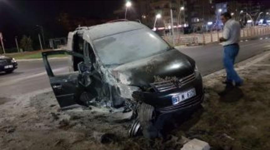 Hafif Ticari Ara&ccedil; İle Otomobil &Ccedil;arpıştı: 2 Yaralı