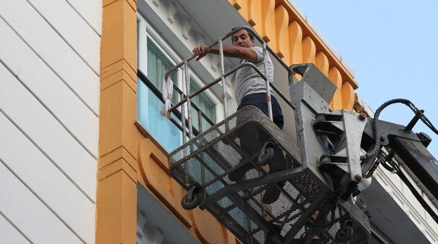 (&ouml;zel) Esenyurt&rsquo;ta Pencerenin Korkuluğunda A&ccedil; Susuz Mahsur Kalan Kuşu Kurtarma Operasyonu Kamerada