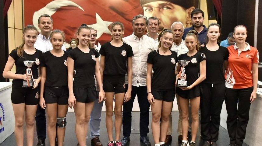 Muratpaşa&rsquo;da Başarılı Sporculara &Ouml;d&uuml;l